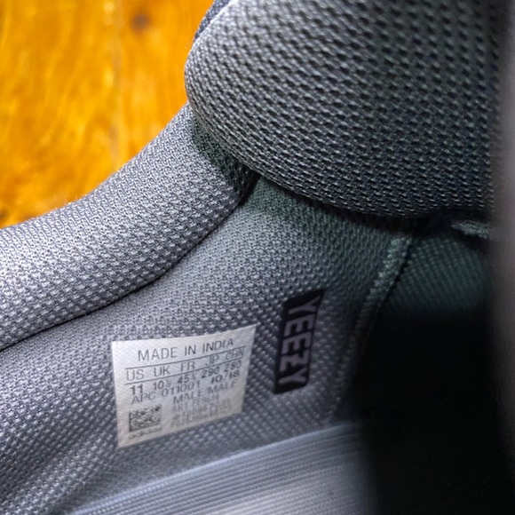 Yeezy 700 - Picture 3 of 10